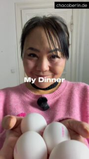 Simple dinners are my favorite. When you come home from work and exhausted, you don’t want to cook complicated meals. It’s simple and still satisfying 🩷
Boiled eggs, smashed with quark(fresh cheese or Greek yogurt works too), mustard, salt & a splash of vinegar.
Paired with veggies and a baguette. 
Nothing fancy, just good 🤍

#EasyMeals #EggSalad #lifestylereel